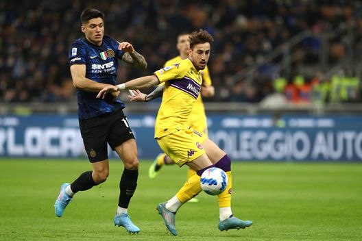 MILAN, ITALY - MARCH 19: Joaquin Correa of FC Internazionale challenges Gaetano Castrovilli of Fiorentina during the Serie A match between FC Internazionale and ACF Fiorentina at Stadio Giuseppe Meazza on March 19, 2022 in Milan, Italy. (Photo by Marco Luzzani/Getty Images) MILAN, ITALY - MARCH 19: Joaquin Correa of FC Internazionale challenges Gaetano Castrovilli of Fiorentina during the Serie A match between FC Internazionale and ACF Fiorentina at Stadio Giuseppe Meazza on March 19, 2022 in Milan, Italy. (Photo by Marco Luzzani/Getty Images)