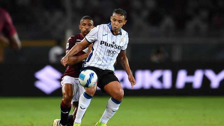 TURIN, ITALY - AUGUST 21:  Gleison Bremer (L) of Torino FC competes with Luis Muriel of Atalanta BC during the Serie A match between Torino FC and Atalanta BC at Stadio Olimpico di Torino on August 21, 2021 in Turin, Italy.  (Photo by Valerio Pennicino/Getty Images)