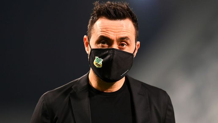 REGGIO NELL'EMILIA, ITALY - FEBRUARY 20: Roberto De Zerbi, Head Coach of U.S. Sassuolo Calcio looks on prior to the Serie A match between US Sassuolo and Bologna FC at Mapei Stadium - Città del Tricolore on February 20, 2021 in Reggio nell'Emilia, Italy. Sporting stadiums around Italy remain under strict restrictions due to the Coronavirus Pandemic as Government social distancing laws prohibit fans inside venues resulting in games being played behind closed doors. (Photo by Alessandro Sabattini/Getty Images) REGGIO NELL'EMILIA, ITALY - FEBRUARY 20: Roberto De Zerbi, Head Coach of U.S. Sassuolo Calcio looks on prior to the Serie A match between US Sassuolo and Bologna FC at Mapei Stadium - Città del Tricolore on February 20, 2021 in Reggio nell'Emilia, Italy. Sporting stadiums around Italy remain under strict restrictions due to the Coronavirus Pandemic as Government social distancing laws prohibit fans inside venues resulting in games being played behind closed doors. (Photo by Alessandro Sabattini/Getty Images)