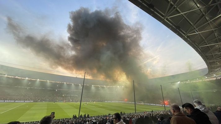 22 arresti e rischio porte chiuse: il fungo del Klassieker Feyenoord-Ajax costa caro… - immagine 1