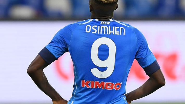 NAPLES, ITALY - NOVEMBER 01: Victor Osimhen of SSC Napoli stands disappointed during the Serie A match between SSC Napoli and US Sassuolo at Stadio San Paolo on November 01, 2020 in Naples, Italy. (Photo by Francesco Pecoraro/Getty Images) Gazzetta: “Osimhen, il pieno recupero si allontana col Covid: per i prossimi 10 giorni…” - immagine 1