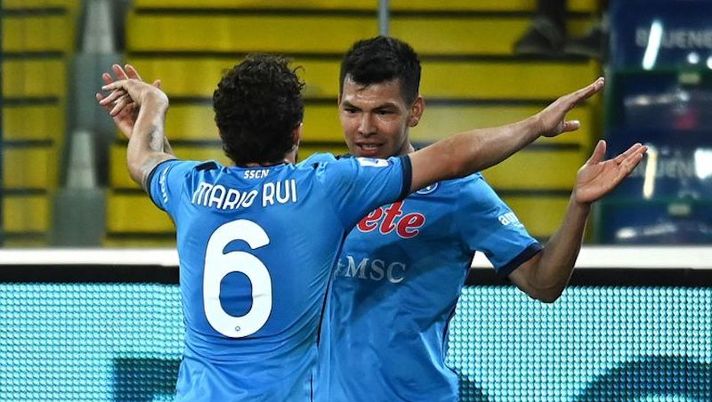UDINE, ITALY - SEPTEMBER 20: Hirving Lozano of SSC Napoli celebrates with teammate after scoring the 0-4 goal during the Serie A match between Udinese Calcio and SSC Napoli at Dacia Arena on September 20, 2021 in Udine, Italy. (Photo by Alessandro Sabattini/Getty Images) Il portiere, Rrahmani, Zielinski e Lozano: i dubbi e le scelte di formazione nel Napoli - immagine 1