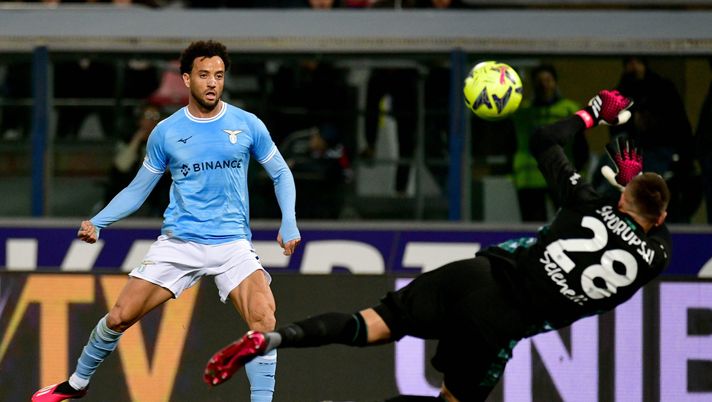 BOLOGNA, ITALY - MARCH 11: Felipe Anderson of SS Lazio kicks the ball during the Serie A match between Bologna FC and SS Lazio at Stadio Renato Dall'Ara on March 11, 2023 in Bologna, Italy. (Photo by Marco Rosi - SS Lazio/Getty Images) Il Bologna si prende un punto contro la Lazio. Arna in panca, palo Ferguson- immagine 1