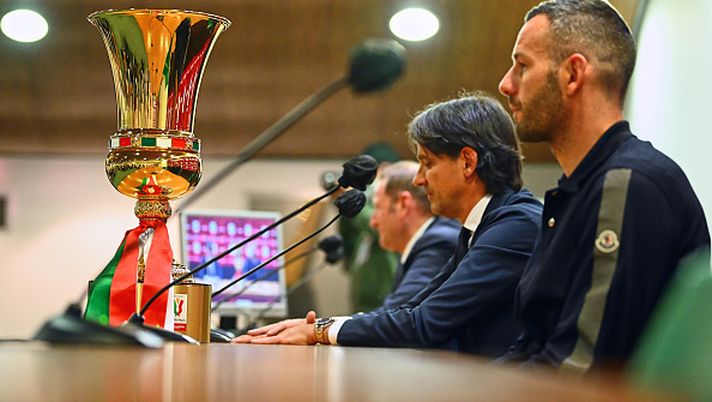 ROMA, ITALY - MAY 10: Head Coach Simone Inzaghi of FC Internazionale and Samir Handanovic of FC Internazionale speaks with the media during the press conference to present the Final Coppa Italia match between FC Juventus and FC Internazionale Milan at Stadio Olimpico on May 10, 2022 in Rome, Italy. (Photo by Mattia Ozbot - Inter/Inter via Getty Images) Inter, Alberto Fontana: “Onana non spodesterà Handanovic…” - immagine 1