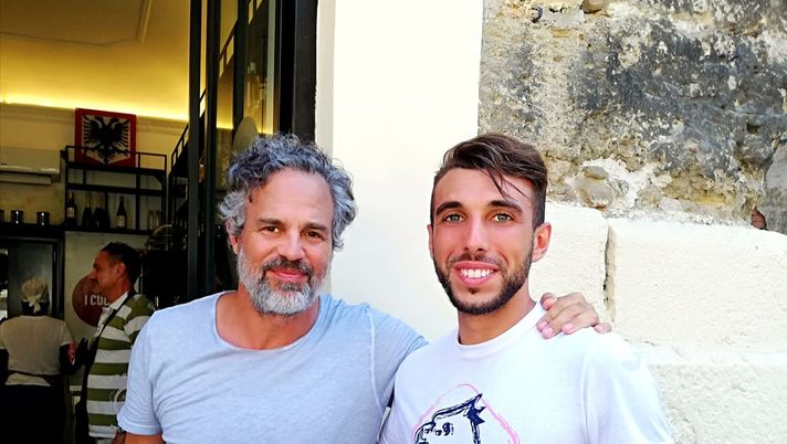 Palermo, c’è Hulk in città. L’attore fa foto con fan e tifosi rosanero in centro Palermo