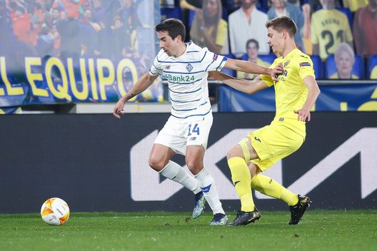  VILLARREAL, SPAIN - MARCH 18: Carlos de Pena of Dynamo Kyiv challenges for the ball against Juan Foyth of Villareal FC during the UEFA Europa League Round of 16 Second Leg match between Villarreal and Dynamo Kyiv at Estadio de la Ceramica on March 18, 2021 in Villarreal, Spain. Sporting stadiums around Europe remain under strict restrictions due to the Coronavirus Pandemic as Government social distancing laws prohibit fans inside venues resulting in games being played behind closed doors. (Photo by Eric Alonso/Getty Images) 