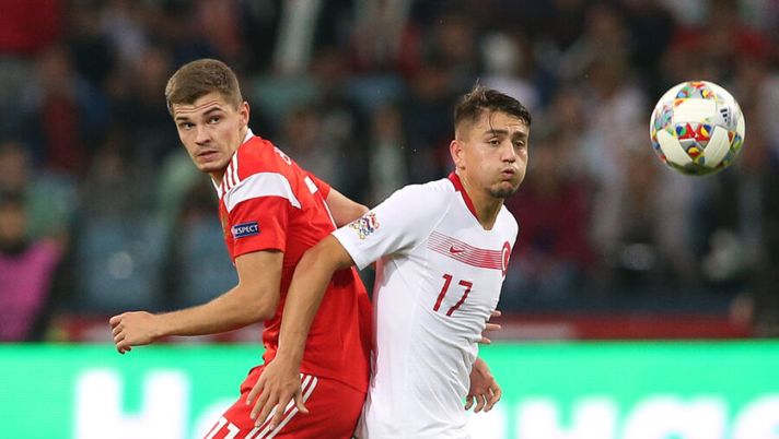 Russia's midfielder Roman Zobnin (L) vies for the ball with Turkey's forward Cengiz Under (R) during the UEFA Nations League football match between Russia and Turkey at the Fisht Stadium in Sochi, on October 14, 2018. (Photo by STR / AFP) (Photo credit should read STR/AFP/Getty Images) Cengiz Under, prove di rilancio in nazionale. Ma arriva un nuovo stop - immagine 1