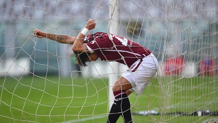 TURIN, ITALY - NOVEMBER 01:  Simone Verdi gets tangled in the net during the Serie A match between Torino FC and SS Lazio at Stadio Olimpico di Torino on November 1, 2020 in Turin, Italy.  (Photo by Valerio Pennicino/Getty Images)
