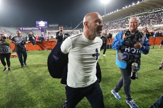 FLORENCE, ITALY - MAY 21: Vincenzo Italiano manager of ACF Fiorentina celebrates the victory after during the Serie A match between ACF Fiorentina and Juventus at Stadio Artemio Franchi on May 21, 2022 in Florence, Italy. (Photo by Gabriele Maltinti/Getty Images) VN – Italiano, dopo la firma ecco il programma verso Moena- immagine 2