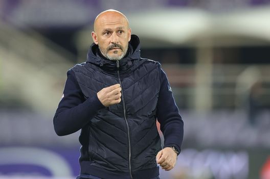 FLORENCE, ITALY - APRIL 17: Head Coach Vincenzo Italiano manager of ACF Fiorentina looks on during the Serie A match between ACF Fiorentina and Atalanta BC at Stadio Artemio Franchi on April 17, 2023 in Florence, Italy. (Photo by Gabriele Maltinti/Getty Images) Da Vincenzo Italiano e Vincenzo “Europeo”: la Fiorentina sogna la finale- immagine 2