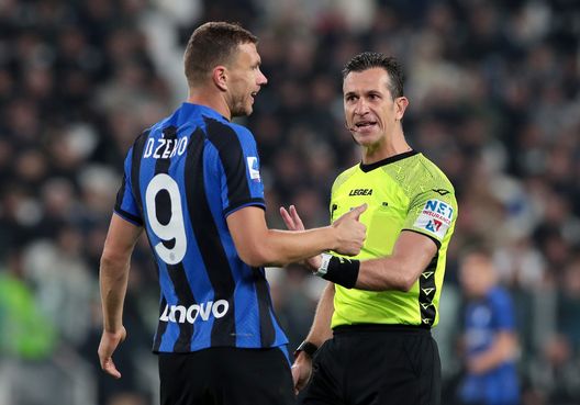TURIN, ITALY - NOVEMBER 06: Edin Dzeko of FC Internazionale speaks with Referee Daniele Doveri during the Serie A match between Juventus and FC Internazionale at on November 06, 2022 in Turin, Italy. (Photo by Emilio Andreoli/Getty Images) Damascelli: “Visti tutti i limiti dell’Inter. Barella nervoso, Inzaghi fa cambi bizzarri”- immagine 2