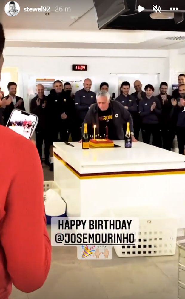 Roma, gli auguri di Abraham a Mourinho: “Il numero uno al mondo”- immagine 3