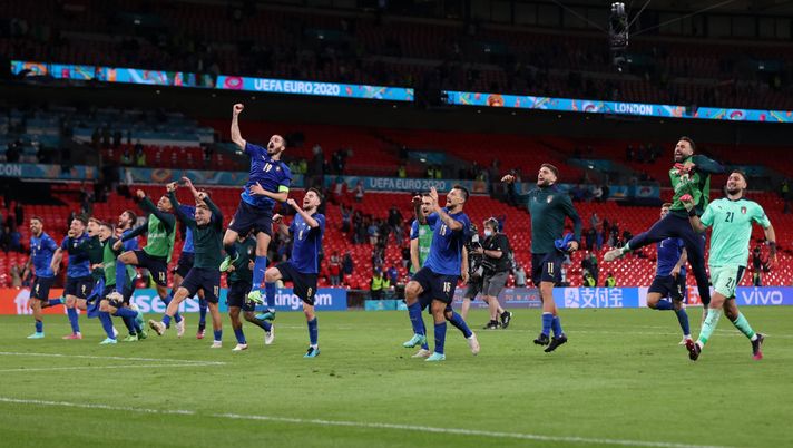 LONDON, ENGLAND - JUNE 26: Leonardo Bonucci of Italy and teammates celebrate after victory in the UEFA Euro 2020 Championship Round of 16 match between Italy and Austria at Wembley Stadium at Wembley Stadium on June 26, 2021 in London, England. (Photo by Carl Recine - Pool/Getty Images) 