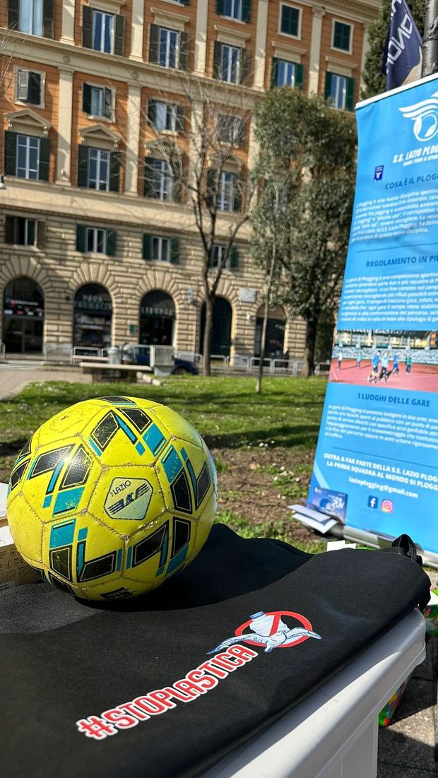 Lazio Calcio e Plogging con l'Associazione Stoplastica a Piazza della Libertà