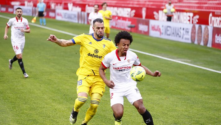 SEVILLE, SPAIN - JANUARY 23: Jules Kounde of Sevilla FC battles for possession with Alvaro Negredo of Cadiz CF during the La Liga Santander match between Sevilla FC and Cadiz CF at Estadio Ramon Sanchez Pizjuan on January 23, 2021 in Seville, Spain. Sporting stadiums around Spain remain under strict restrictions due to the Coronavirus Pandemic as Government social distancing laws prohibit fans inside venues resulting in games being played behind closed doors. (Photo by Fran Santiago/Getty Images) SEVILLE, SPAIN - JANUARY 23: Jules Kounde of Sevilla FC battles for possession with Alvaro Negredo of Cadiz CF during the La Liga Santander match between Sevilla FC and Cadiz CF at Estadio Ramon Sanchez Pizjuan on January 23, 2021 in Seville, Spain. Sporting stadiums around Spain remain under strict restrictions due to the Coronavirus Pandemic as Government social distancing laws prohibit fans inside venues resulting in games being played behind closed doors. (Photo by Fran Santiago/Getty Images)