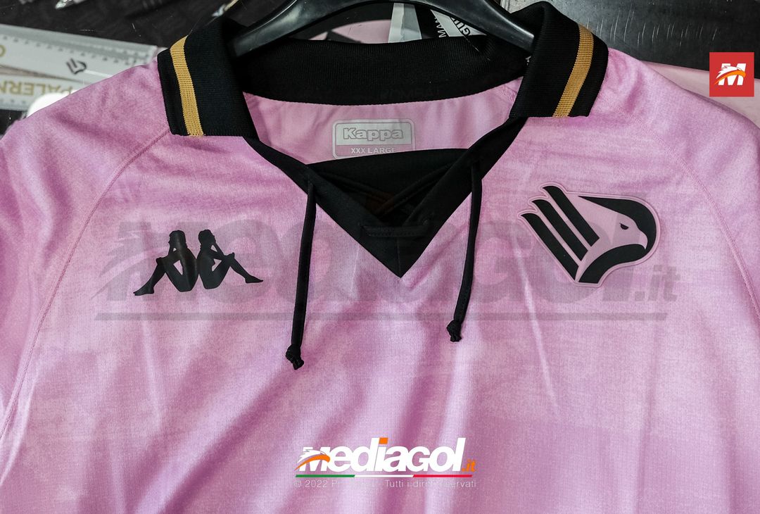 FOTO PALERMO, al via la vendita delle maglie del Palermo 22/23 (Gallery) - immagine 3