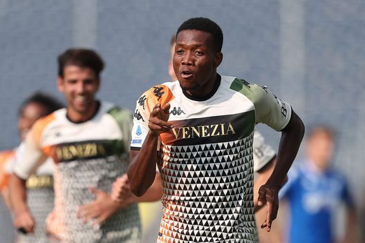 EMPOLI, ITALY - SEPTEMBER 11: David Chidozie Okereke of Venezia FC celebrates after scoring a goal during the Serie A match between Empoli FC and Venezia FC at Stadio Carlo Castellani on September 11, 2021 in Empoli, Italy. (Photo by Gabriele Maltinti/Getty Images) Calciomercato Torino, per la trequarti c’è anche l’idea Okereke- immagine 2
