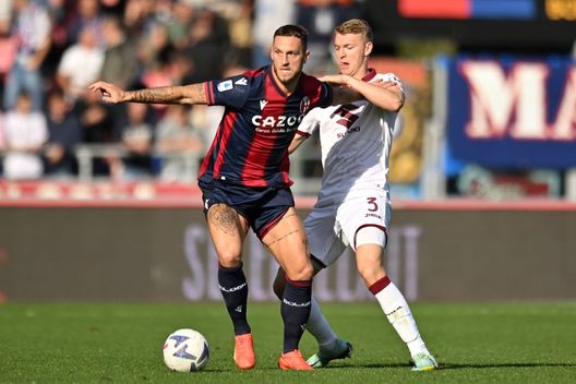 BOLOGNA, ITALY - NOVEMBER 06: Marko Arnautovic of Bologna FC competes for the ball with Perr Schuurs of Torino FC during the Serie A match between Bologna FC and Torino FC at Stadio Renato Dall'Ara on November 06, 2022 in Bologna, Italy. (Photo by Alessandro Sabattini/Getty Images) La Sampdoria è la squadra che tira meno: al Torino il compito di stanarla- immagine 2