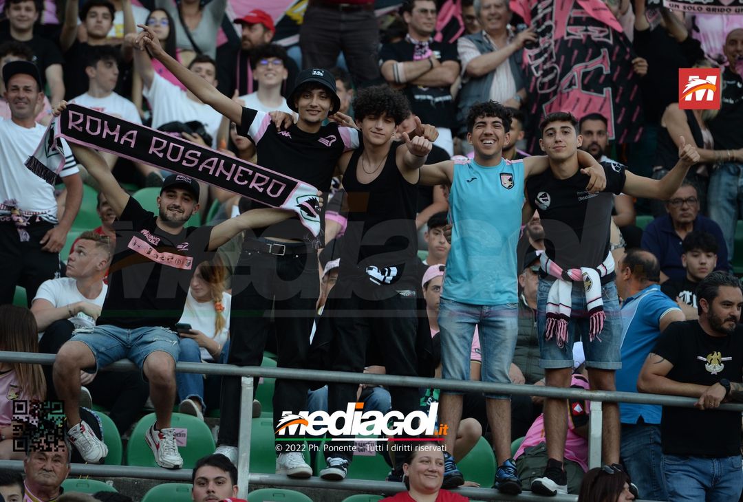 Fototifo, i tifosi allo stadio per Palermo-Feralpisaló 1-0 (gallery) - immagine 152