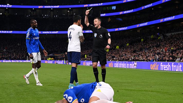 LONDON, ENGLAND - MARCH 07: Cristian Romero of Tottenham Hotspur is shown a yellow card from referee Stuart Attwell after fouling Richarlison of Everton during the Premier League match between Tottenham Hotspur and Everton at Tottenham Hotspur Stadium on March 07, 2022 in London, England. (Photo by Mike Hewitt/Getty Images) O noi o lui: Romero e Richarlison via dagli Spurs se Conte fosse rimasto… - immagine 1