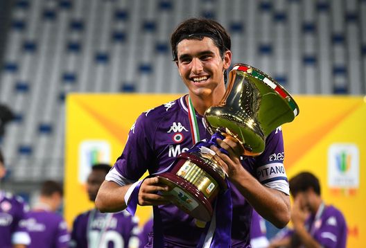 REGGIO NELL'EMILIA, ITALY - AUGUST 26: Eduard Dutu of ACF Fiorentina celebrates with the trophy during the Primavera TIM Cup Final match between Hellas Verona and ACF Fiorentina at Mapei Stadium - Citta' del Tricolore on August 26, 2020 in Reggio nell'Emilia, Italy. (Photo by Alessandro Sabattini/Getty Images) REGGIO NELL'EMILIA, ITALY - AUGUST 26: Eduard Dutu of ACF Fiorentina celebrates with the trophy during the Primavera TIM Cup Final match between Hellas Verona and ACF Fiorentina at Mapei Stadium - Citta' del Tricolore on August 26, 2020 in Reggio nell'Emilia, Italy. (Photo by Alessandro Sabattini/Getty Images)