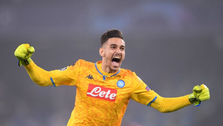 NAPLES, ITALY - SEPTEMBER 17: Alex Meret of SSC Napoli celebrates his sides second goal during the UEFA Champions League group E match between SSC Napoli and Liverpool FC at Stadio San Paolo on September 17, 2019 in Naples, Italy. (Photo by Laurence Griffiths/Getty Images) La scelta sul modulo, Meret e i dubbi a centrocampo: la probabile formazione del Napoli - immagine 1