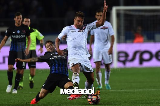 BERGAMO, ITALY - SEPTEMBER 21:  Alejandro Gomez (L) of Atalanta and Thiago Cionek of Palermo compete for the ball during the Serie A match between Atalanta BC and US Citta di Palermo at Stadio Atleti Azzurri d'Italia on September 21, 2016 in Bergamo, Italy.  (Photo by Tullio M. Puglia/Getty Images) 