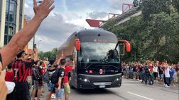 Milan-Dinamo, l’arrivo del pullman rossonero a San Siro | VIDEO PM
