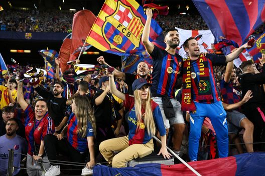 BARCELONA, SPAIN - OCTOBER 12: FC Barcelona fans show their support prior to the UEFA Champions League group C match between FC Barcelona and FC Internazionale at Spotify Camp Nou on October 12, 2022 in Barcelona, Spain. (Photo by David Ramos/Getty Images) Barcellona, Gavi: “Champions crudele con noi, ma non abbiamo meritato la qualificazione”- immagine 2
