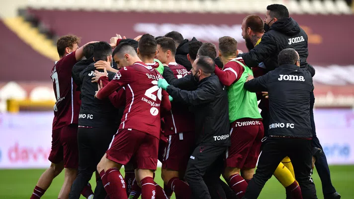 TURIN, ITALY - MARCH 17: Simone Zaza (obscure) of Torino F.C. celebrates with team mates after scoring his sides third goal during the Serie A match between Torino FC and US Sassuolo at Stadio Olimpico di Torino on March 17, 2021 in Turin, Italy. Sporting stadiums around Italy remain under strict restrictions due to the Coronavirus Pandemic as Government social distancing laws prohibit fans inside venues resulting in games being played behind closed doors. (Photo by Valerio Pennicino/Getty Images)