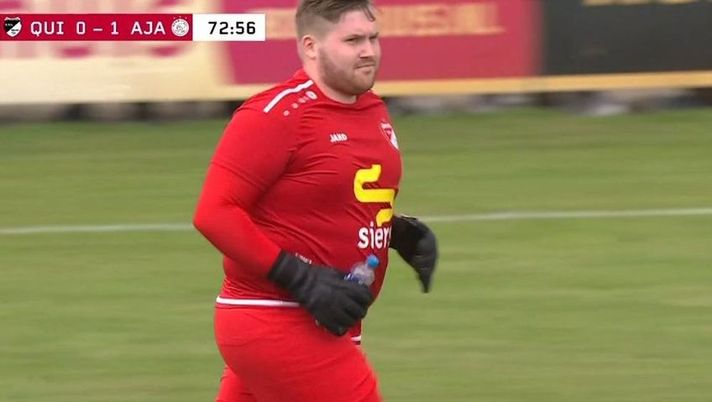 Quinta serie olandese: il terzo portiere, grassottello, tiene il grande Ajax sull’1-1… Quinta serie olandese: il terzo portiere, grassottello, tiene il grande Ajax sull’1-1…