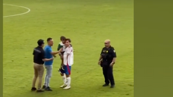 VIDEO / Bambino invade il campo: il bel gesto di Barella
