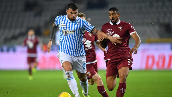 TURIN, ITALY - DECEMBER 21:  Gleison Bremer (R) of Torino FC competes with Andrea Petagna of SPAL during the Serie A match between Torino FC and SPAL at Stadio Olimpico di Torino on December 21, 2019 in Turin, Italy.  (Photo by Valerio Pennicino/Getty Images)