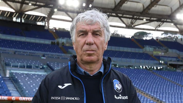 ROME, ITALY - APRIL 22: Gian Piero Gasperini, Head Coach of Atalanta B.C. looks on ahead of the Serie A match between AS Roma and Atalanta BC at Stadio Olimpico on April 22, 2021 in Rome, Italy. Sporting stadiums around Italy remain under strict restrictions due to the Coronavirus Pandemic as Government social distancing laws prohibit fans inside venues resulting in games being played behind closed doors. (Photo by Paolo Bruno/Getty Images) Sky: “Thorsby è vicino ma occhio al colpo a sorpresa: l’altro nome per l’Atalanta” - immagine 1