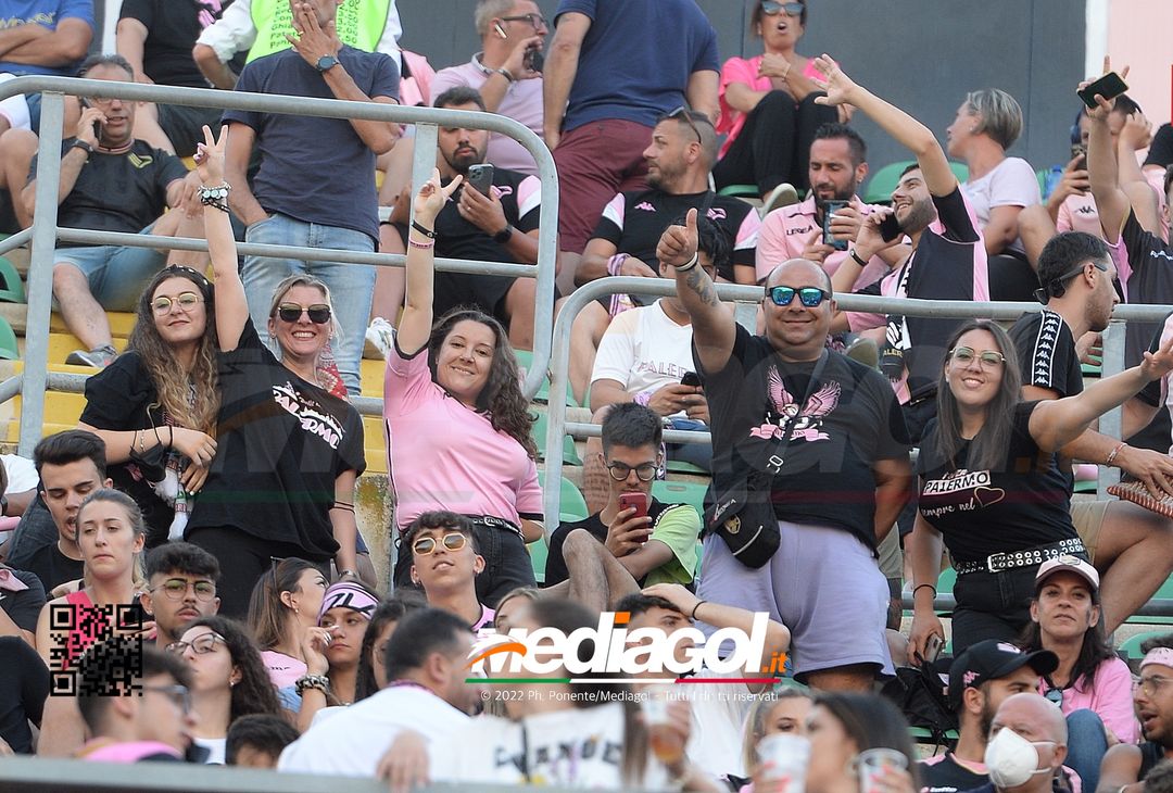 Fototifo, facce da Serie B. I tifosi allo stadio per Palermo-Padova 1-0 - immagine 28