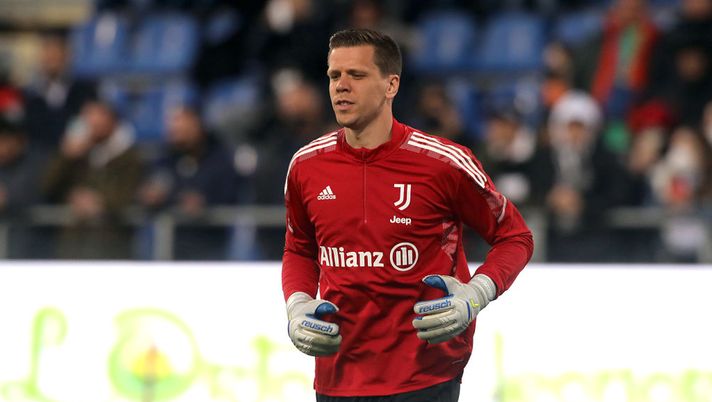 CAGLIARI, ITALY - APRIL 09: Wojciech Szczesny of Juventus warming up before the race during the Serie A match between Cagliari Calcio v Juventus on April 09, 2022 in Cagliari, Italy. (Photo by Enrico Locci/Getty Images) Juventus, infortunio Szczesny: il programma di recupero e quali partite salterà - immagine 1