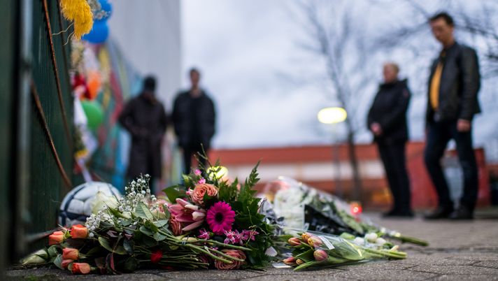 LUNEN, GERMANY - JANUARY 24: Flowers and a football are left at a makeshift memorial placed in front of the Kaethe Kollwitz comprehensive school as people mourn following the stabbing of a pupil yesterday on January 24, 2018 in Luenen, Germany. A 15-year-old pupil reportedly stabbed a 14-year-old with a knife and the victim has died from his wounds. So far authorities have released no further information about who the pupils are and what motive or circumstances might have led to the stabbing. (Photo by Lukas Schulze/Getty Images) LUNEN, GERMANY - JANUARY 24: Flowers and a football are left at a makeshift memorial placed in front of the Kaethe Kollwitz comprehensive school as people mourn following the stabbing of a pupil yesterday on January 24, 2018 in Luenen, Germany. A 15-year-old pupil reportedly stabbed a 14-year-old with a knife and the victim has died from his wounds. So far authorities have released no further information about who the pupils are and what motive or circumstances might have led to the stabbing. (Photo by Lukas Schulze/Getty Images)