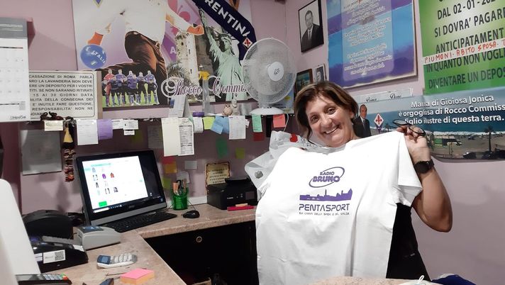 FOTO – La cugina di Rocco sfoggia il suo ufficio viola FOTO – La cugina di Rocco sfoggia il suo ufficio viola