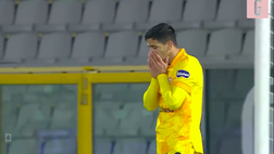 VIDEO Spezia-Cagliari, che errore per Simeone! Calcia e sbaglia un gol a porta vuota
