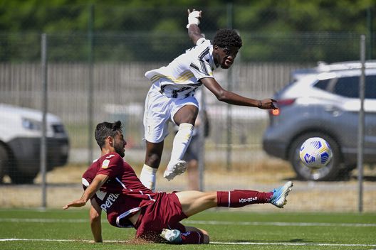VINOVO, ITALY - JUNE 13: Samuel Iling Junior of Juventus during the Primavera 1 TIM match between Torino U19 and Juventus U19 at Centro Sportivo Bertolotti on June 13, 2021 in Volpiano, Italy. (Photo by Filippo Alfero - Juventus FC/Juventus FC via Getty Images) Primavera, si riparte dal derby: il Torino ospita una Juventus in difficoltà- immagine 2