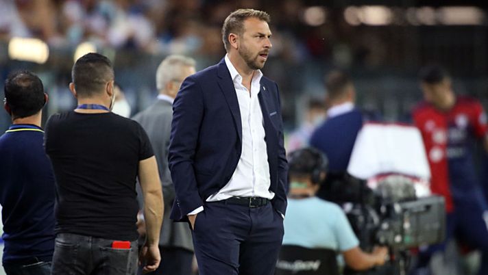CAGLIARI, ITALY - OCTOBER 01: : Paolo Zanetti coach of Velezia looks on during the Serie A match between Cagliari Calcio and Venezia FC at Sardegna Arena on October 01, 2021 in Cagliari, Italy. (Photo by Enrico Locci/Getty Images) Venezia, Zanetti: “Faccio i complimenti ai miei giocatori, pareggio giusto” - immagine 1
