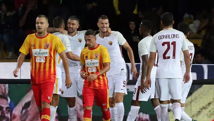 BENEVENTO, ITALY - SEPTEMBER 20:  Aleksandar Kolarov of Roma celebrates after scoring his team's 4th goal during the Serie A match between Benevento Calcio and AS Roma at Stadio Ciro Vigorito on September 20, 2017 in Benevento, Italy.  (Photo by Maurizio Lagana/Getty Images)