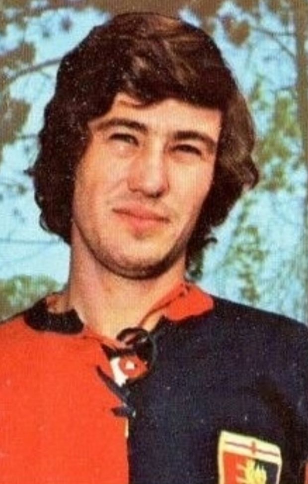 Claudio Maselli da giocatore genoano: 6 anni da giocatore e 12 da allenatore con vari incarichi Claudio Maselli da giocatore genoano: 6 anni da giocatore e 12 da allenatore con vari incarichi