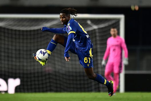 VERONA, ITALY - NOVEMBER 13: Adrien Tameze of Hellas Verona in action during the Serie A match between Hellas Verona and Spezia Calcio at Stadio Marcantonio Bentegodi on November 13, 2022 in Verona, Italy. (Photo by Alessandro Sabattini/Getty Images) Tameze come Sabiri: la Fiorentina sfrutta Barak e prepara l’operazione- immagine 2