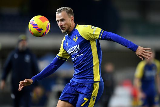 VERONA, ITALY - NOVEMBER 30: Antonin Barak of Hellas Verona in action during the Serie A match between Hellas Verona FC v Cagliari Calcio at Stadio Marcantonio Bentegodi on November 30, 2021 in Verona, Italy. (Photo by Alessandro Sabattini/Getty Images) Barak titolare contro il Bologna? Cioffi: “E’ in una zona di grigio”- immagine 2