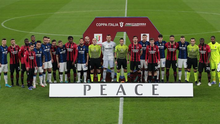 Milan e Inter schierati, insieme, per la pace in Ucraina prima del derby d'andata della Coppa Italia 2021-2022 | AC Milan News (Getty Images) Derby Milan-Inter 0-0 Coppa Italia 2021-2022