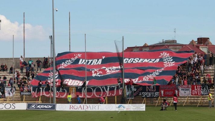 Derby Cosenza-Reggina, a processo per un fumogeno acceso: assolto tifoso rossoblù - immagine 1