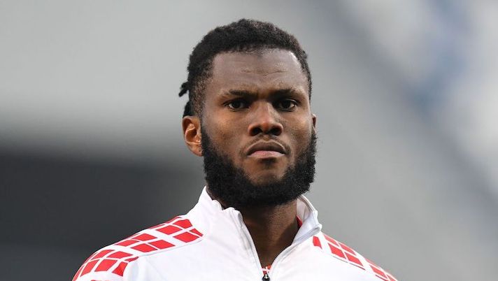 REGGIO NELL'EMILIA, ITALY - DECEMBER 20: Frank Kessie of AC Milan looks on during the Serie A match between US Sassuolo and AC Milan at Mapei Stadium - Città del Tricolore on December 20, 2020 in Reggio nell'Emilia, Italy. (Photo by Alessandro Sabattini/Getty Images) Avete Kessié al fanta? Cosa c’è da fare con le voci sul Tottenham in questa settimana - immagine 1
