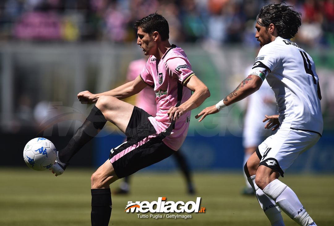  PALERMO, ITALY - MAY 12:  Stefano Moreo (L) of Palermo is challenged by Emanuel Cascione of Cesena during the serie A match between US Citta di Palermo and AC Cesena at Stadio Renzo Barbera on May 12, 2018 in Palermo, Italy.  (Photo by Tullio M. Puglia/Getty Images) 