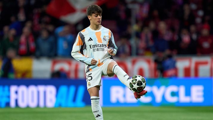 MADRID, SPAIN - MARCH 12: Arda Guler of Real Madrid warms up prior to the UEFA Champions League 2024/25 UEFA Champions League 2024/25 Round of 16 second leg match between Atletico de Madrid and Real Madrid C.F. at Riyadh Air Metropolitano on March 12, 2025 in Madrid, Spain. (Photo by Angel Martinez/Getty Images) Inter, Arda Guler si avvicina? C’è chi lo spinge verso l’Italia. Ma occhio all’ipotesi a sorpresa - immagine 1